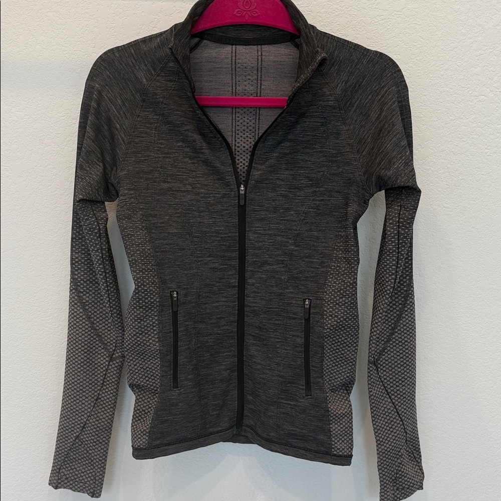 🏃♀️ NWOT - Lululemon Ready To Run Jacket Women’s size 6 in grey/black 🏃♀️ - Picture 1 of 9